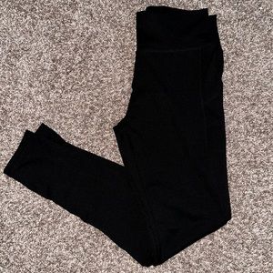 Black activewear leggings with pocket